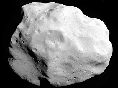 <a href="/asteroids/asteroid_lutetia.html&edu=elem&lang=sp&dev=1/earth/Atmosphere/moons/triton_atmosphere.html">Lutetia</a> es un <a href="/our_solar_system/asteroids.html&edu=elem&lang=sp&dev=1/earth/Atmosphere/moons/triton_atmosphere.html">asteroide</a> de tamao medio. Orbita el <a href="/sun/sun.html&edu=elem&lang=sp&dev=1/earth/Atmosphere/moons/triton_atmosphere.html">Sol</a> en el cinturn de asteroides entre las rbitas de <a href="/mars/mars.html&edu=elem&lang=sp&dev=1/earth/Atmosphere/moons/triton_atmosphere.html">Marte</a> y <a href="/jupiter/jupiter.html&edu=elem&lang=sp&dev=1/earth/Atmosphere/moons/triton_atmosphere.html">Jpiter</a>.  Este objeto irregular tiene unos 96 km (60 millas) de dimetro. Pero no es una esfera perfecta. Lutetia tiene 132 km (82 millas) en una direccin, pero solo unos 76 km (47 millas) en otra. La sonda especial europea <a href="/space_missions/robotic/rosetta_flyby_asteroid_lutetia_july_2010.html&edu=elem&lang=sp&dev=1/earth/Atmosphere/moons/triton_atmosphere.html">Rosetta vol cerca de Lutetia</a> en Julio 2010.<p><small><em>Imagen cortesa de ESA 2010 MPS para el Equipo OSIRIS MPS/UPD/LAM/IAA/RSSD/INTA/UPM/DASP/IDA.</em></small></p>