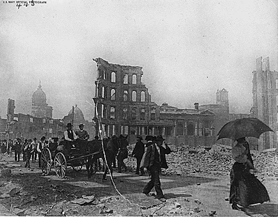 Unos minutos despus del 18 de abril de 1906, la mayora de los habitantes de San Francisco, CA fueron despertados por una estremecida. La Tierra tembl violentamente en un fuerte <a  href="/earth/geology/quake_1.html&lang=sp&dev=1">sismo</a>. Dur apenas un minuto, pero provoc daos enromes, destruyendo la mayor parte de la ciudad. Esta foto fue tomada justo despus que el temblor y los incendios destrozaran la ciudad.<p><small><em>Fotografas del Registro Nacional de la Seccin de Archivos, Archivos Especiales de Medios de comunicacin</em></small></p>