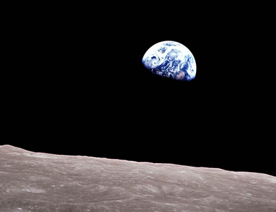 Esta icnica imagen de la Tierra elevndose sobre la superficie de la <a
  href="/earth/moons_and_rings.html&edu=elem&lang=sp&dev=1">Luna</a>, fue tomada el 24 de diciembre de 1968 por astronautas de la misin <a href="/space_missions/apollo8.html&edu=elem&lang=sp&dev=1" class=outlink>Apollo 8</a>.  Apollo 8 fue la primera <a href="/space_missions/manned.html&edu=elem&lang=sp&dev=1" class=outlink>misin tripulada</a> a la  Luna, entr en rbita lunar en la noche de navidad. Esa noche, los astronautas hicieron una trasmisin en vivo desde la rbita lunar, y mostraron fotos tomadas desde la nave de la Tierra y la Luna.<p><small><em>    NASA</em></small></p>