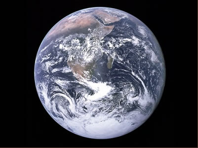 Vista de la Tierra por la tripulacin del <a href="/space_missions/apollo17.html&edu=elem&lang=sp&dev=1/earth/Atmosphere/moons/triton_atmosphere.html" class=outlink>Apollo 17</a>, mientras viajaban hacia la <a href="/earth/moons_and_rings.html&edu=elem&lang=sp&dev=1/earth/Atmosphere/moons/triton_atmosphere.html">Luna</a>, el 7 de diciembre de 1972. Se pueden ver frica, Madagascar, y la Pennsula Arbica, y menos visible en el hemisferio sur est el <a href="/earth/polar/antarctica.html&edu=elem&lang=sp&dev=1/earth/Atmosphere/moons/triton_atmosphere.html">Antrtico</a>, cubierto por un pesado manto de <a href="/earth/Atmosphere/cloud.html&edu=elem&lang=sp&dev=1/earth/Atmosphere/moons/triton_atmosphere.html">nubes</a>. Patrones de nubes en arcos muestran la presencia de <a href="/earth/Atmosphere/front.html&edu=elem&lang=sp&dev=1/earth/Atmosphere/moons/triton_atmosphere.html">frentes climatolgicos</a>.<p><small><em>Imagen cortesa de NASA/Apollo 17</em></small></p>