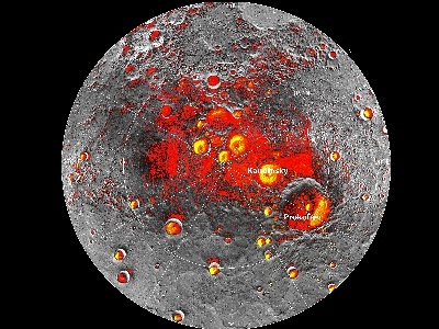 Las nuevas observaciones de la nave MESSENGER apoyan la hiptesis de que Mercurio contiene abundante hielo de agua y otros materiales voltiles congelados en sus crteres polares permanentemente sombreados (mostrados en rojo). Las reas con depsitos de hielo detectados por radar se muestran en amarillo.<p><small><em></em></small></p>