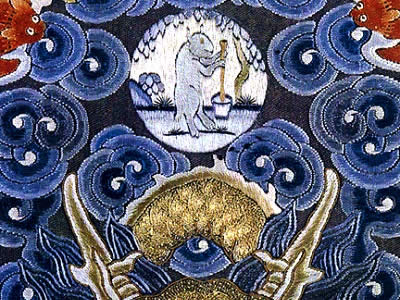En tiempos antiguos, el pueblo chino crea que haban doce lunas como los doce meses del ao. Se crea que las lunas eran de agua. El nombre "madre de lunas" se asociaba con <a href="/mythology/moon_china.html&edu=high&lang=sp&dev=1/earth/Atmosphere/moons/triton_atmosphere.html">Heng-o</a>. Esta imagen muestra detalles de una capa bordada de un emperador incluyendo un conejo blanco, que se crea que viva en la luna.
<p><small><em>Imagen cortesa del Victoria y Albert Museum, Londres.</em></small></p>