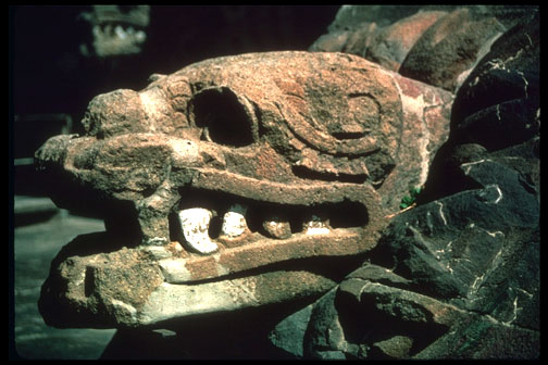    Vista frontal de una escultura antigua Azteca que representa a Quetzalcoatl, la Serpiente Emplumada. La escultura es del templo de Quetzalcoatl en Teotihuacn, Mxico. <p><small><em>         Imagen cortesa de Corel Corporation.</em></small></p>