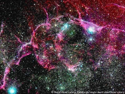 Ocasionalmente, una estrella ms grande que nuestro Sol terminar su vida con una enorme explosin, llamada una <a href="/the_universe/supernova.html&edu=elem&lang=sp&dev=1">supernova</a>. El centro de la estrella colapsa en menos de un segundo, despidiendo las capas exteriores de la estrella. Hay muchas imgenes maravillosas de restos de supernovas, el casco en expansin, formado por estas capas. Esta imagen es de los restos de la Supernova Vela.<p><small><em>Imagen cortesa del Observatorio Real Anglo-Australiano de Edinburgh</em></small></p>